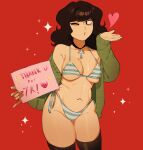  1girl bikini black_hair black_thighhighs blowing_kiss breasts commentary cowboy_shot green_sweater hand_up heart highres holding holding_sign long_hair long_sleeves medium_breasts milestone_celebration mole mole_on_breast mole_under_eye navel one_eye_closed original red_background reondoven sign solo spanish_commentary sparkle star_(symbol) striped_bikini striped_clothes sweater swimsuit thighhighs 
