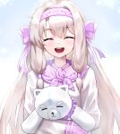  1boy 1girl animal bear blonde_hair bow closed_eyes fate/grand_order fate_(series) hair_bow hairband highres illyasviel_von_einzbern polar_bear shirou_(bear)_(fate) sitonai_(fate) smile umeo_(pixiv51103813) 